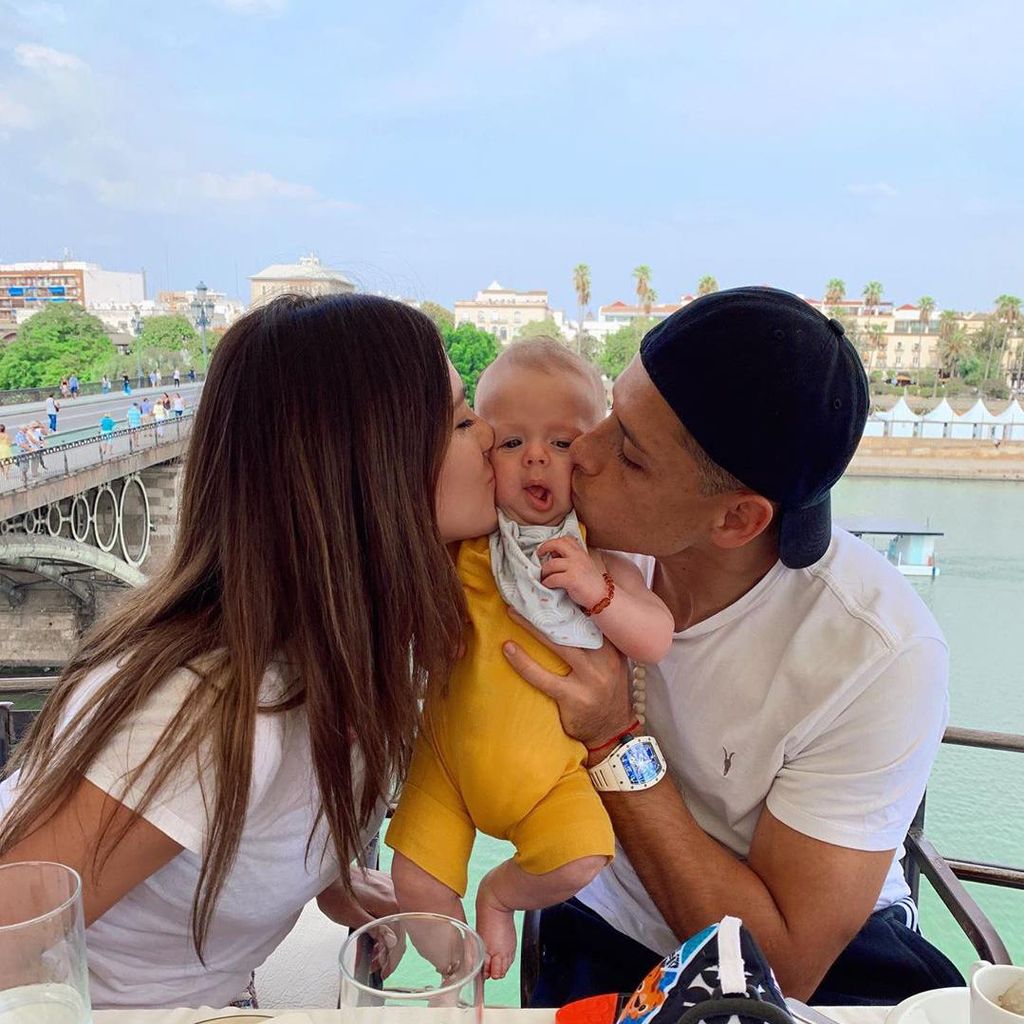 Javier \'Chicharito\' Hernández con su bebé
