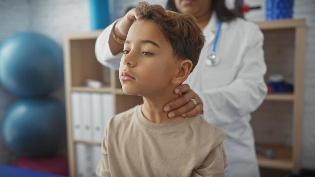 Niño examinado por meningitis en consulta médica