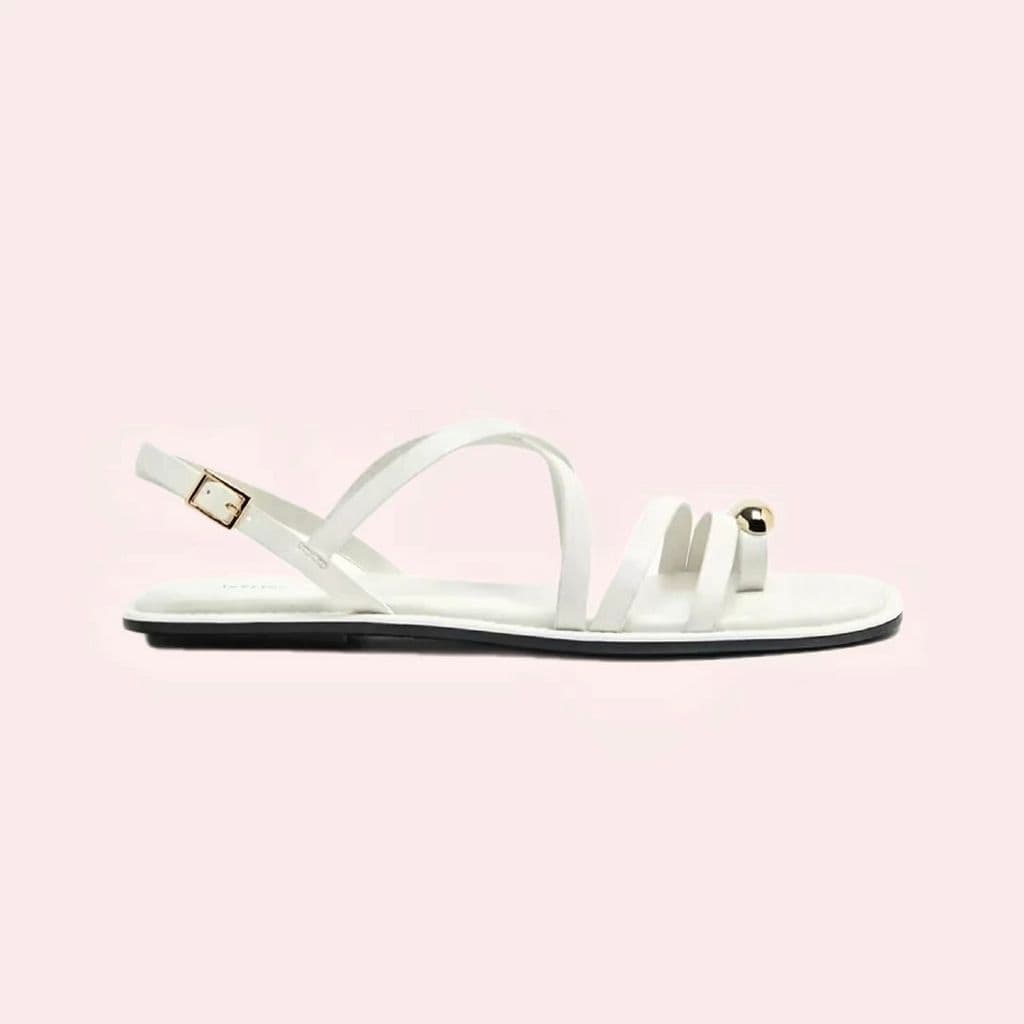 Sandalias planas con detalle dorado de Lefties