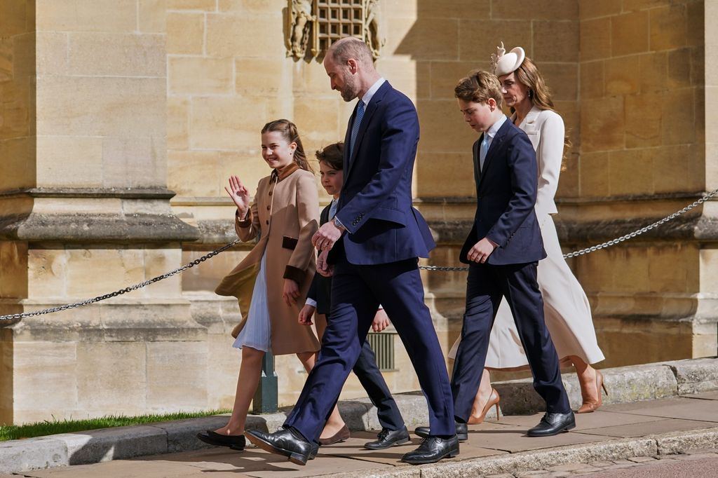 El príncipe George lució casi tan alto como su madre, la princesa Kate.