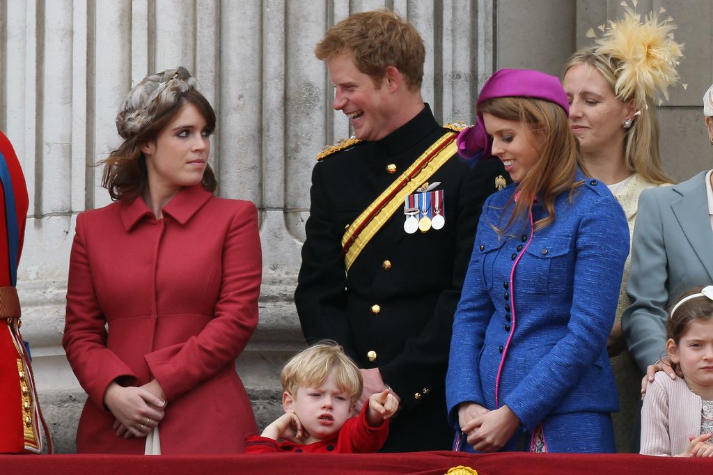 El príncipe Harry, Beatriz de York y Eugenia de York en la ceremonia Trooping the Colour de 2012