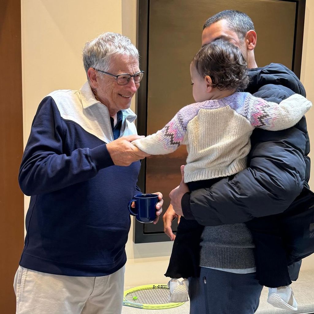 Bill Gates con su nieta Laila, que está en brazos de su yerno, Nayel Nassar