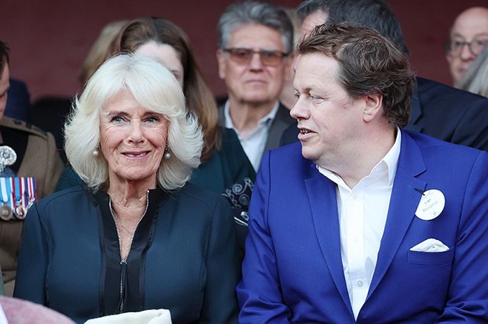 La reina Camilla acude a un acto oficial con su hijo
