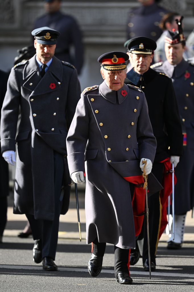 El príncipe Guillermo sigue los pasos de su padre, el rey Carlos III, en la emotiva celebración del Domingo del Recuerdo