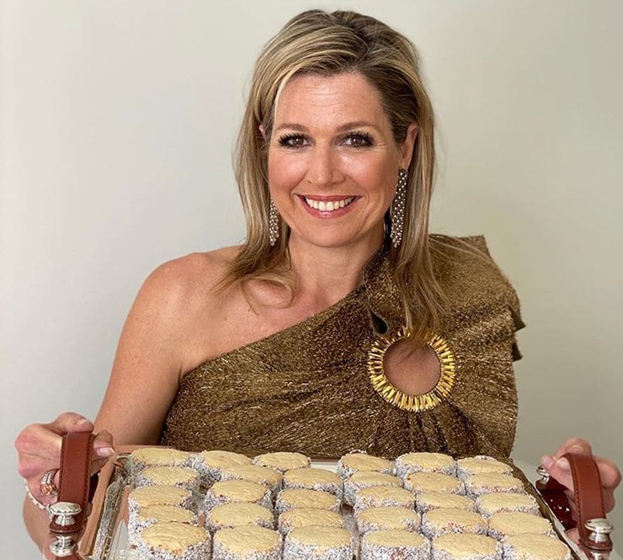 Máxima de Holanda, con una bandeja de alfajores
