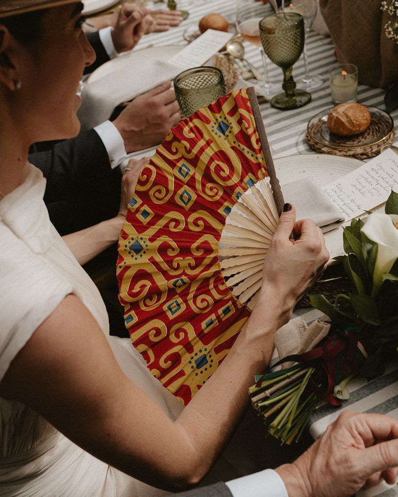 Novias con abanico estampado