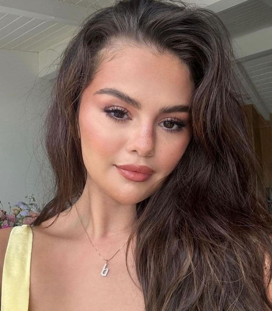 Benny le regaló a Selena un collar con su inicial por su cumpleaños número 32