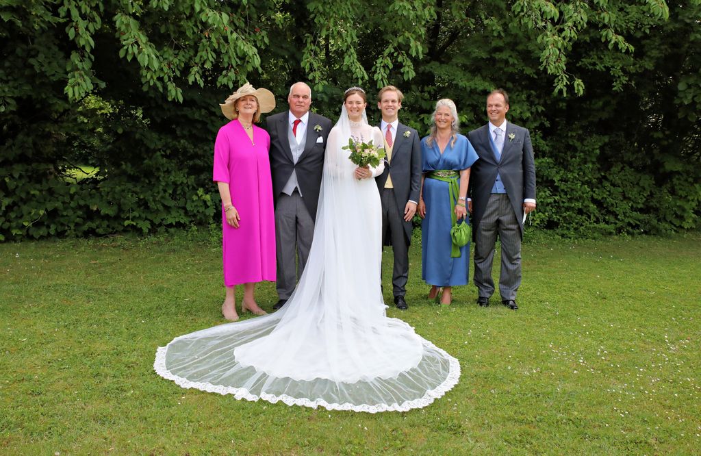 Los novios con sus padres, la princesa Tatjana von Liechtenstein y el conde Philipp von Lattorf (a la derecha), así como la condesa Katharina Wilczek y el conde Hans-Christian Wilczek.

