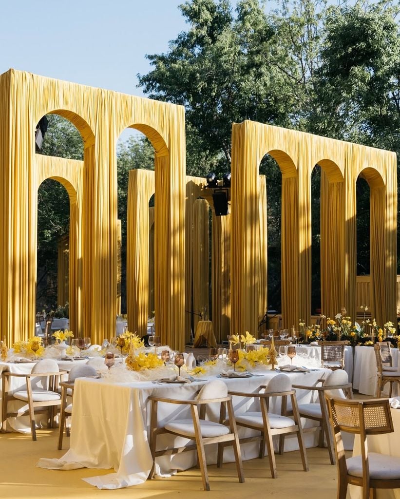 Decoración de bodas en amarillo tejidos