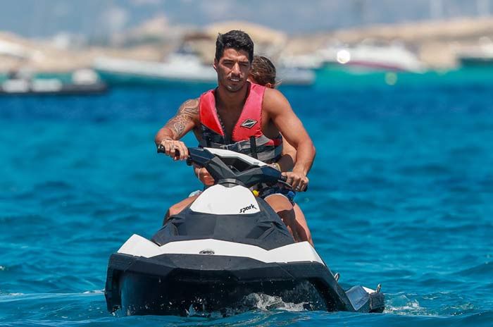 En familia y con amigos: las vacaciones ibicencas de Messi, Cesc Fábregas, Luis Suárez y Jordi Alba