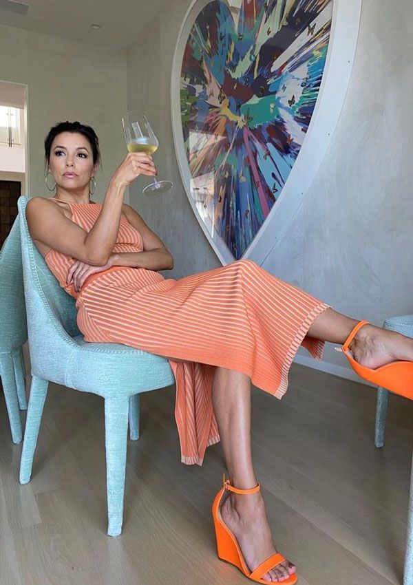 Eva Longoria con conjunto de punto naranja