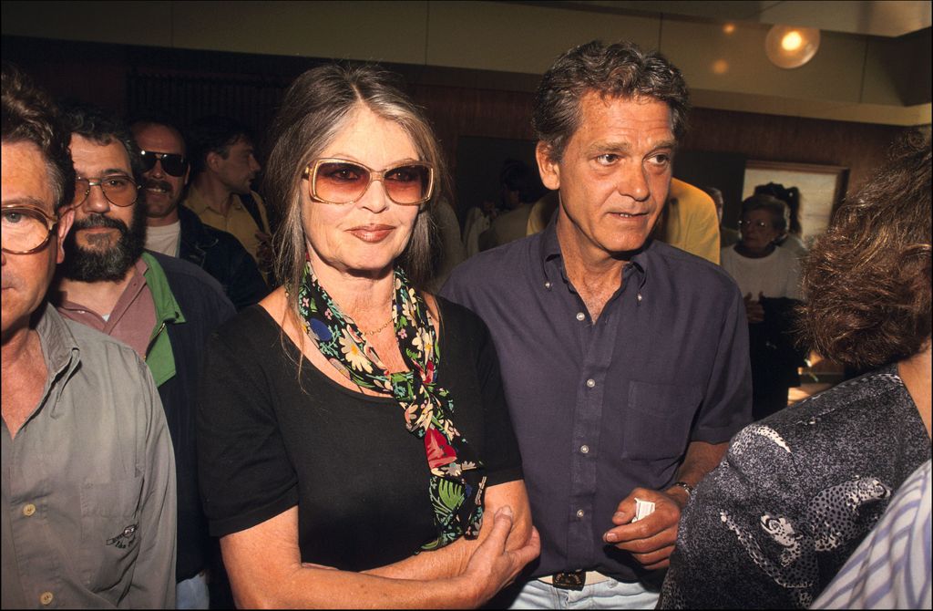  Brigitte Bardot con su esposo Bernard d'Ormale en Medoc, Francia, en 1994.  