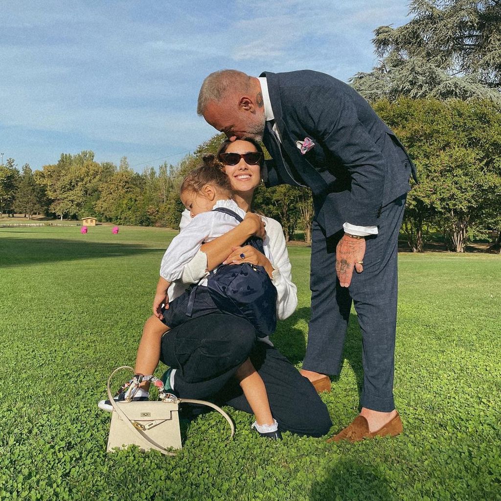 gianluca vacchi y sharon fonseca con su hija blu