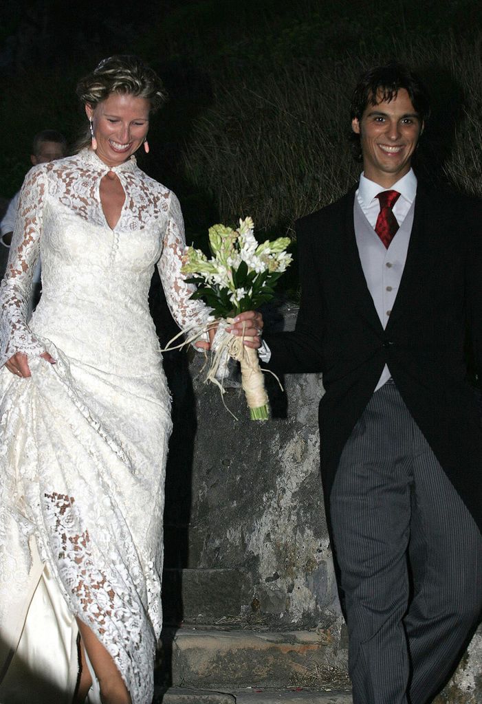 La boda de la presentadora Anne Igartiburu y el bailarín Igor Yebra se celebró el 10 de septiembre de 2004 en la emblemática ermita de San Juan de Gaztelugatxe, situada en la costa de Vizcaya (Bermeo)