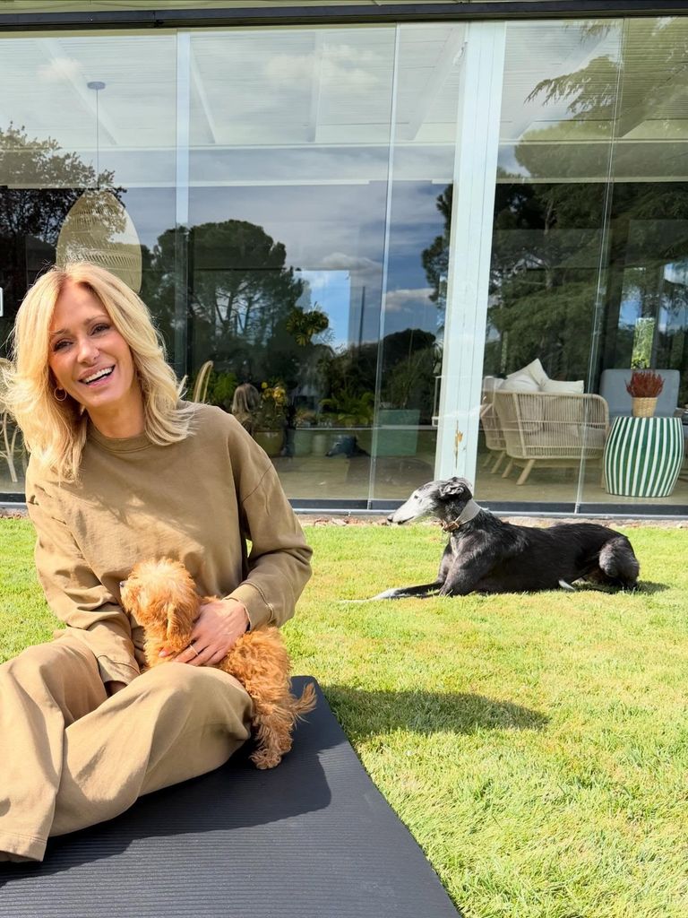 Susanna Griso en el porche de su casa