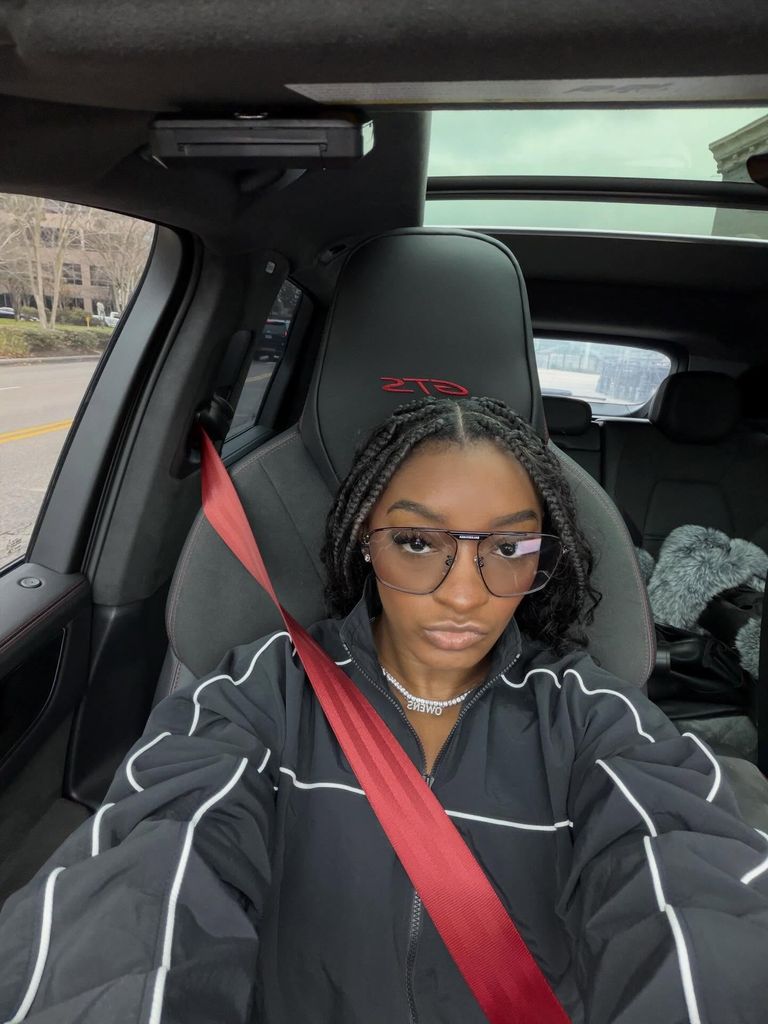 Simone Biles en su Porsche GTS