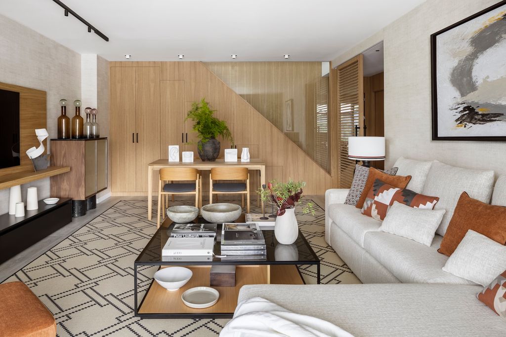 Salón luminoso con sofá con chaise longue y muebles blancos. 