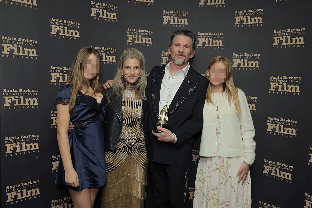 Ethan posa con el premio y rodeado de 'sus chicas'