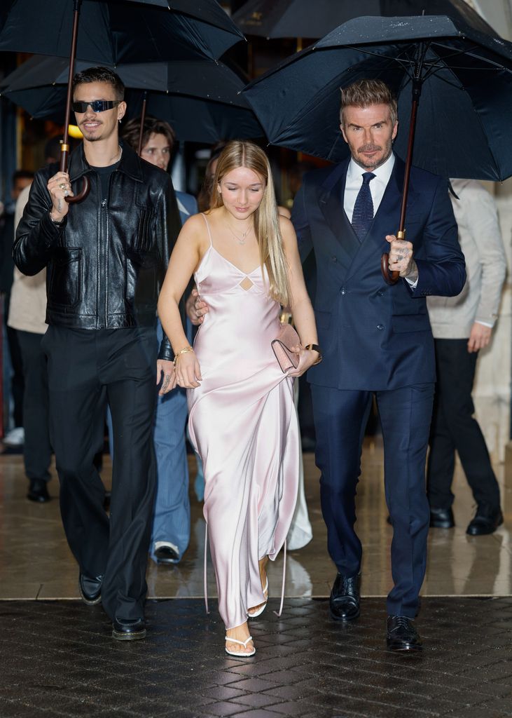 Romeo Beckham, Harper Beckham y David Beckham, en París (27 de septiembre de 2024)
