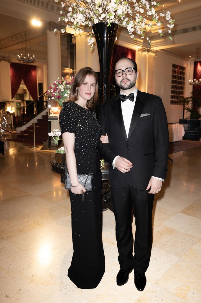 La princesa y duquesa Dorothee-Anastasjia de Arenberg y su acompañante, el príncipe Boris de Bulgaria a su llegada al baile