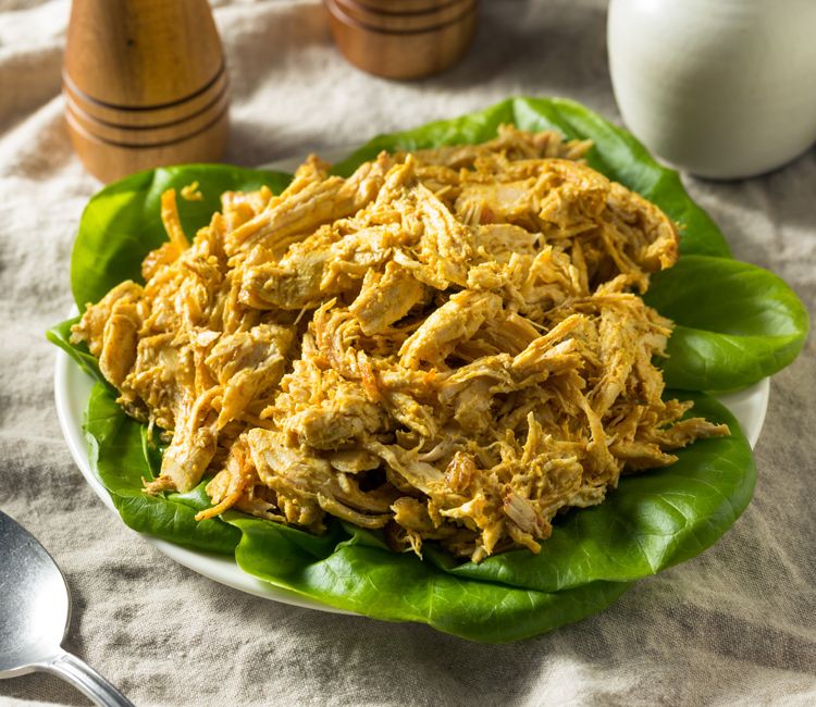 Pollo a la coronación sobre hojas de lechuga