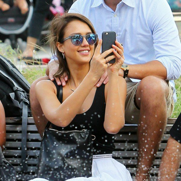 Jessica Alba con la clásica gafa estilo Lennon, con lentes arco iris en azul y violeta.
