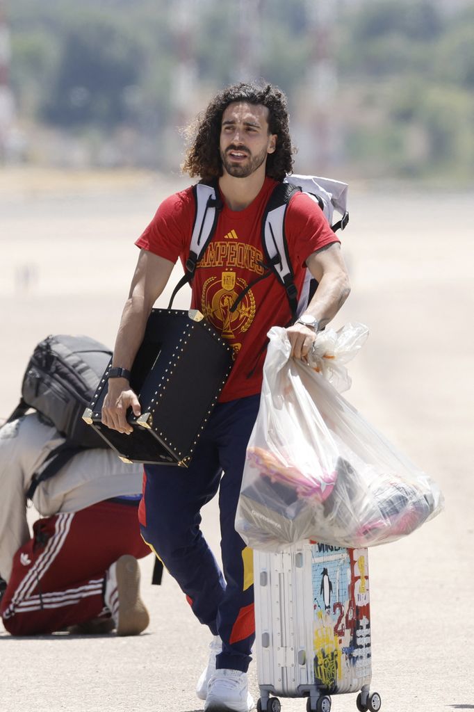 Marc Cucurella aterrizando en Barajas