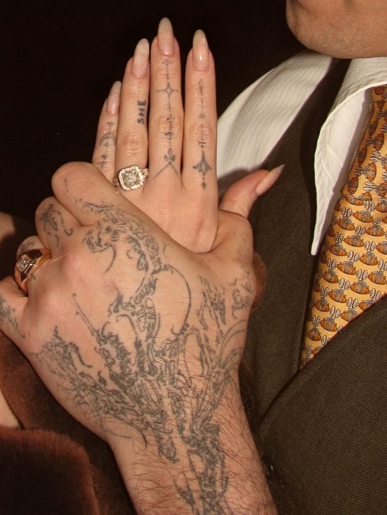 Con este impresionante diamante de corte rectangular, la pareja ha sellado una historia de amor que comenzó hace dos años