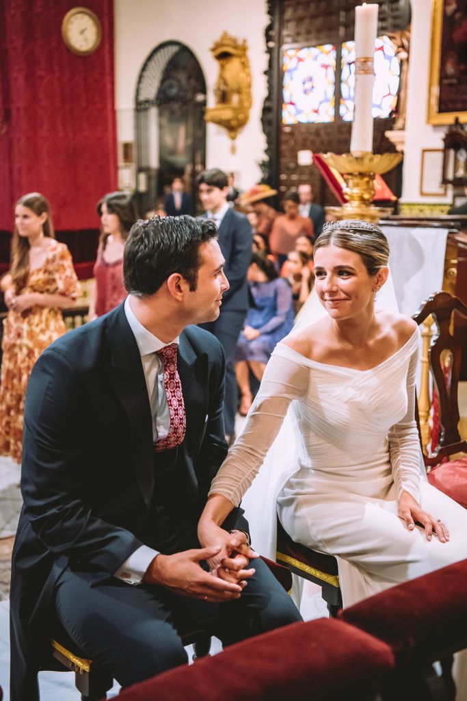 Boda de primavera y novia con escote barco