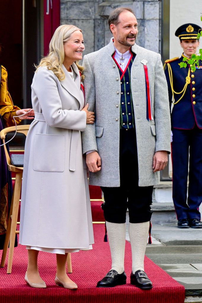 Mette-Marit se agarra a su esposo mientras disfrutan del desfile escolar