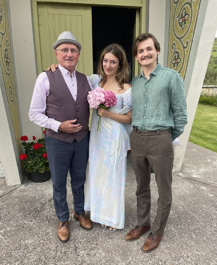Jack Gleeson y Róisín O'Mahony tras su boda