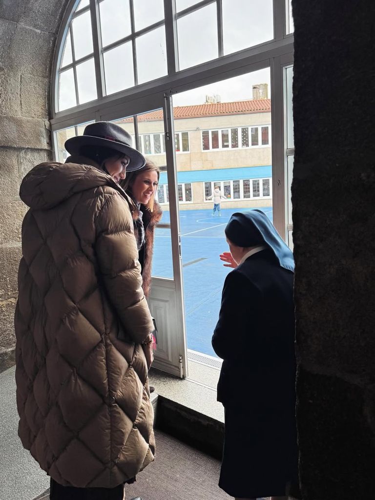 Las amigas conversando con una religiosa del colegio