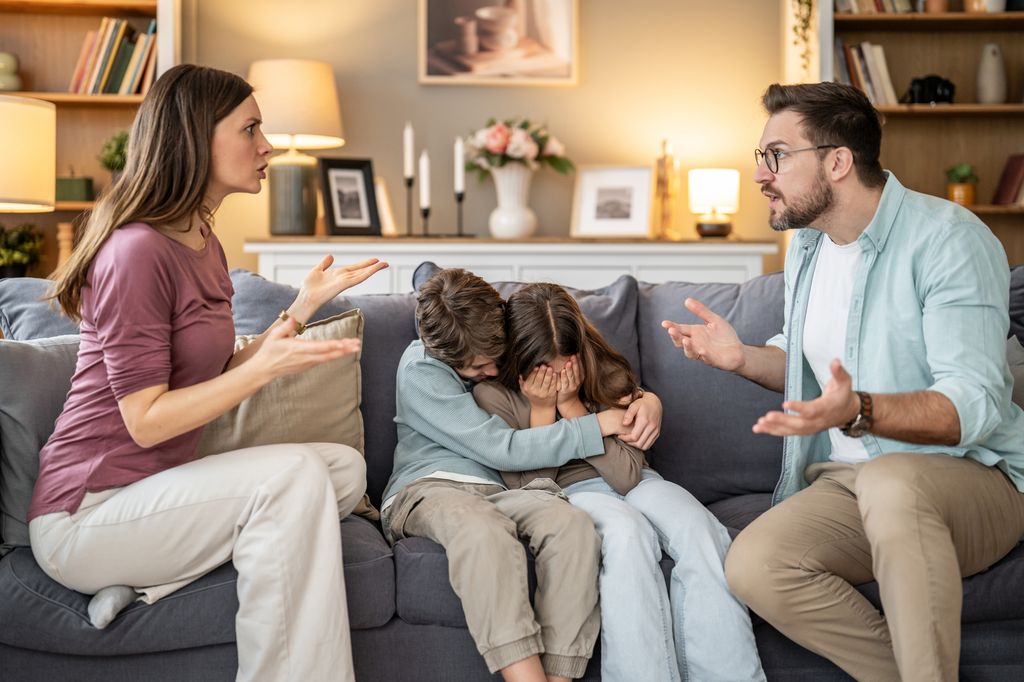 Padres discutiendo delante de los hijos