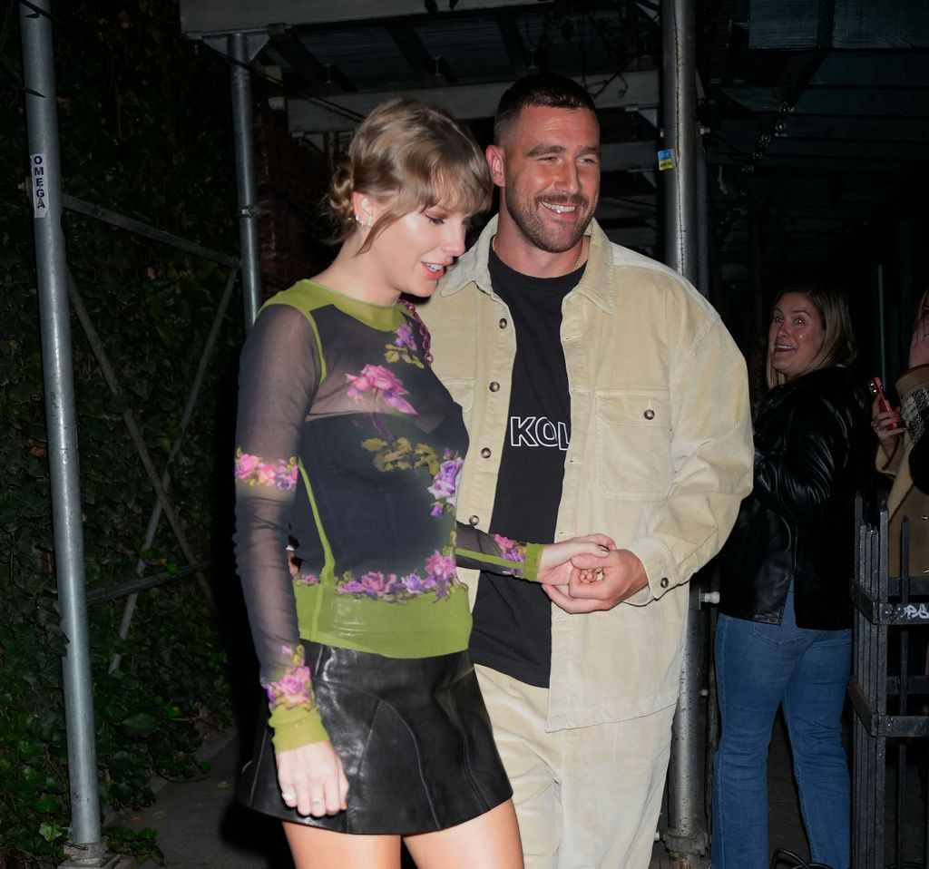 Taylor Swift y Travis Kelce durante una salida a cenar en Nueva York en 2023.