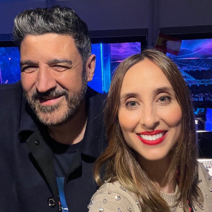 Julia con su compañero de cabina en Eurovisión