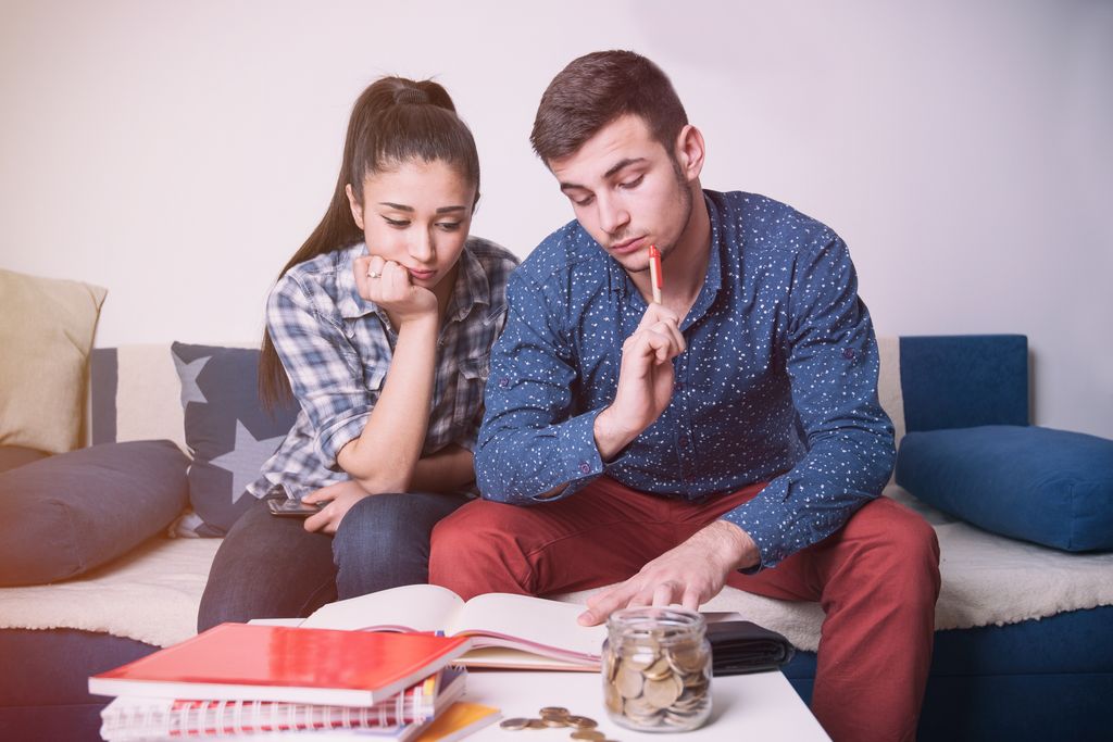 En España la cuota hipotecaria media ronda los 796 euros al mes, mientras que el alquiler medio supera los 1.180 euros, según datos del Colegio de Registradores y el Observatorio del Alquiler