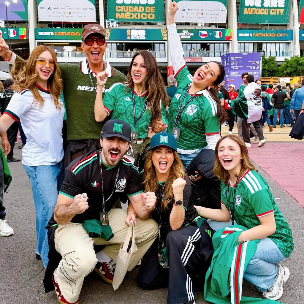 Erik Rubín y Andrea Legarreta con sus respectivas parejas y sus hijas.