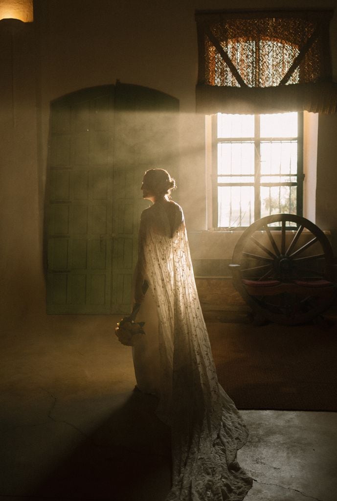 Vestido de novia convertible con capa de Ana Herrero de Tejada