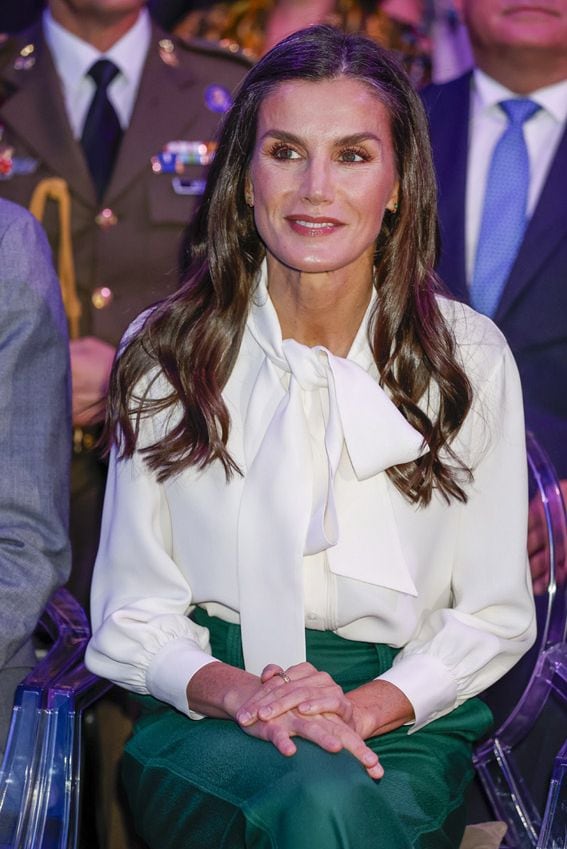 La reina Letizia rescata la romántica blusa de lazo que se transforma con pantalón de traje o falda larga