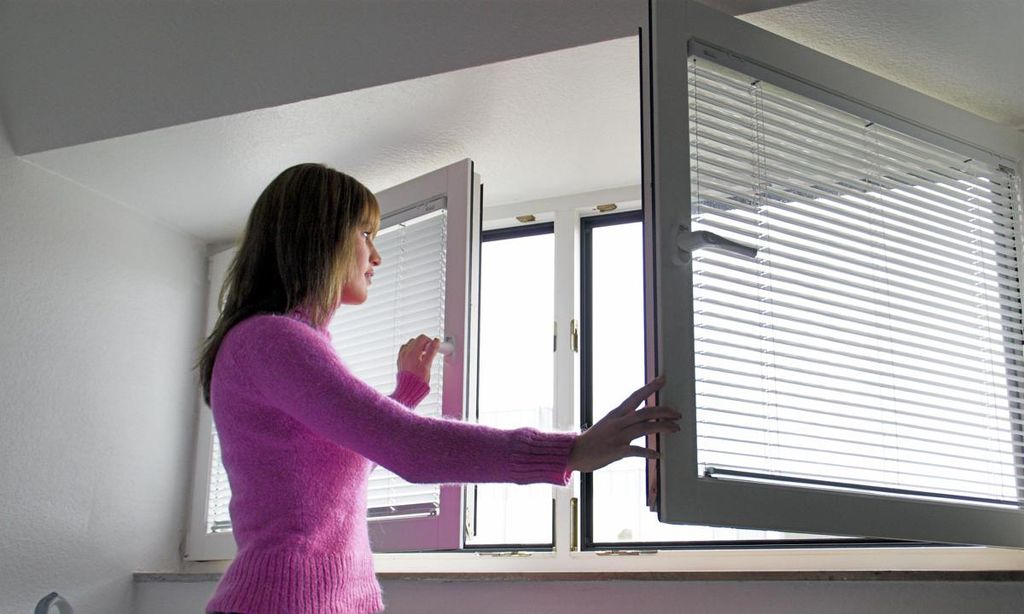 chica abriendo ventanas