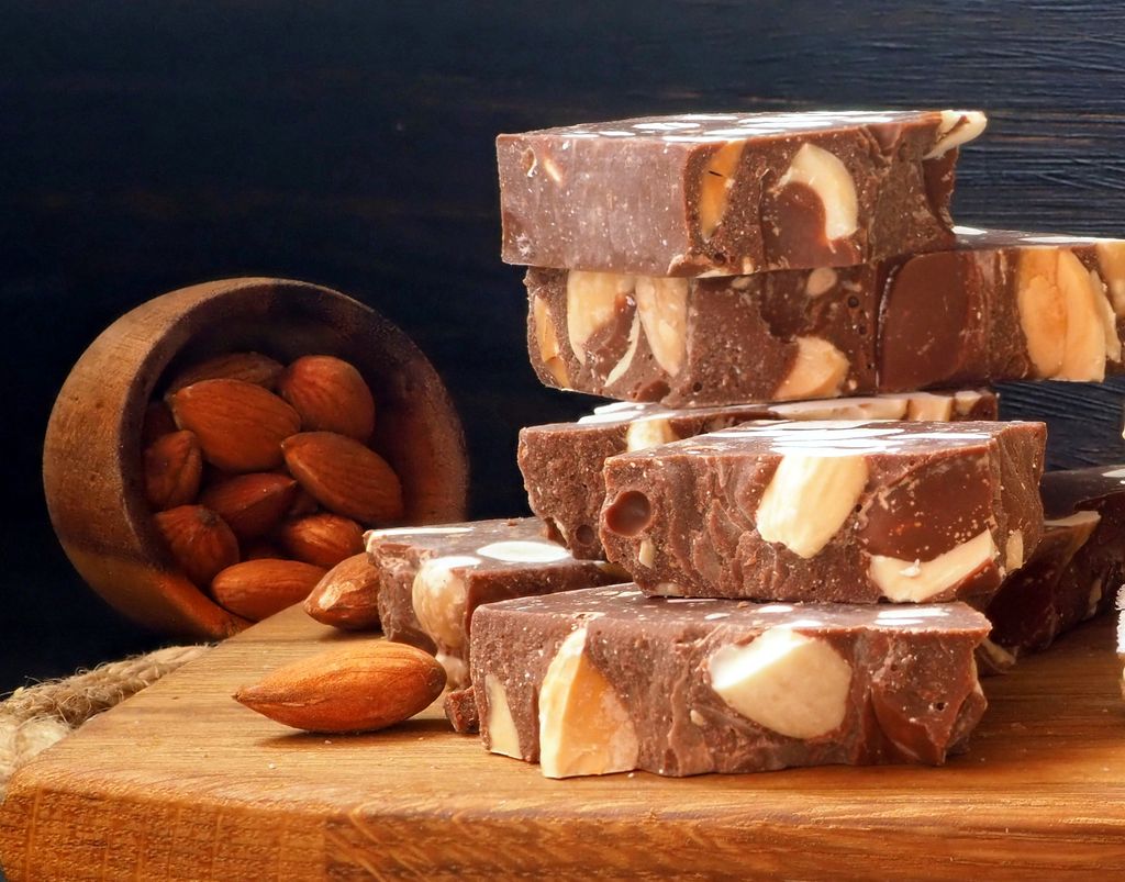 Turrón de chocolate y almedras.