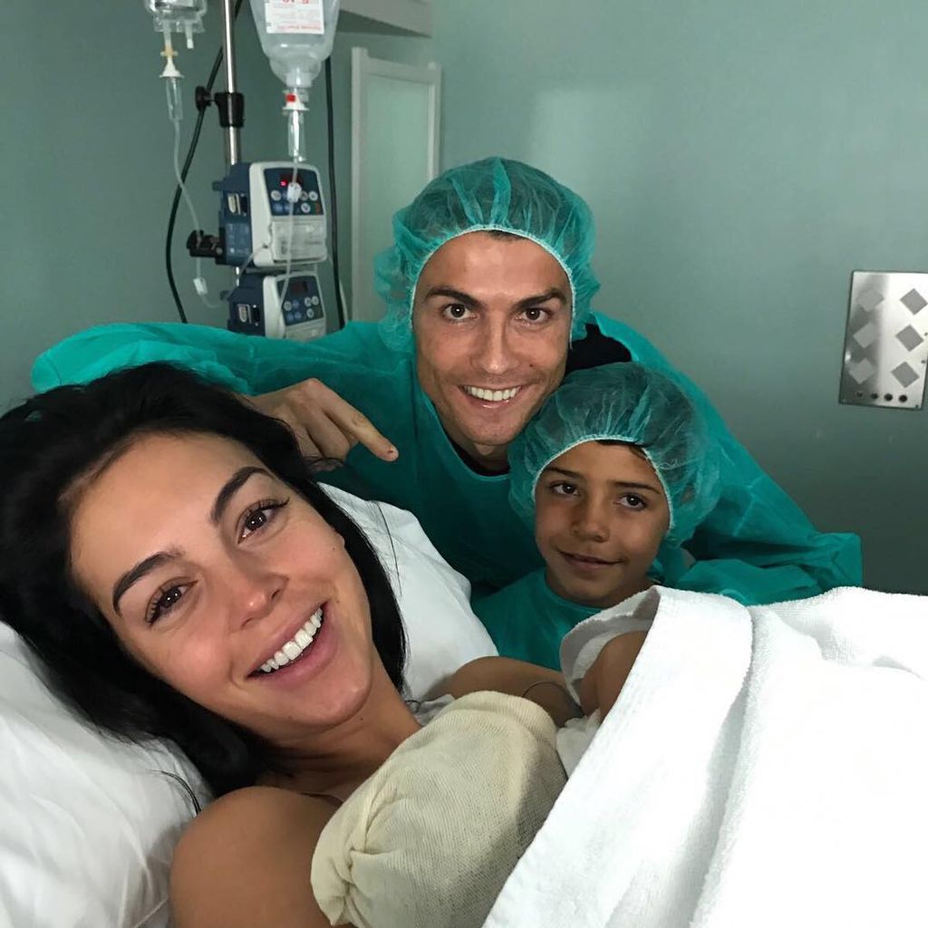 Cristiano Ronaldo, Georgina Rodríguez, Junior y la bebé Alana Martina.