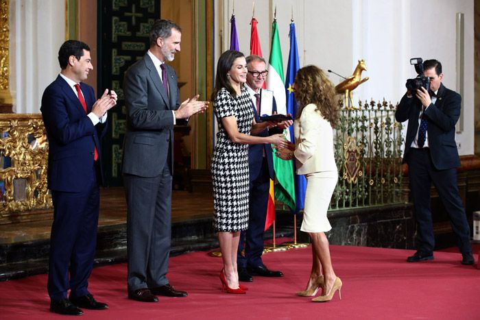 Lolita recogió la medalla de oro al mérito en las Bellas Artes de manos de los Reyes