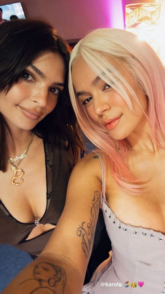 Emily Ratajkowski y Karol G