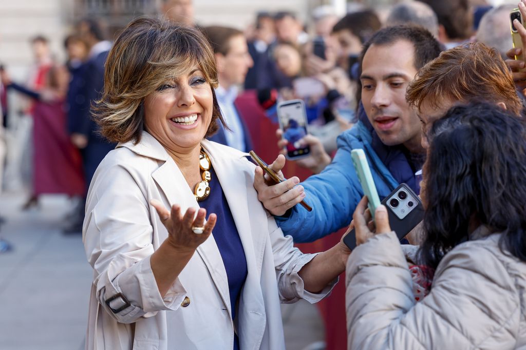 Sonsoles con algunos admiradores en la Plaza de la Villa