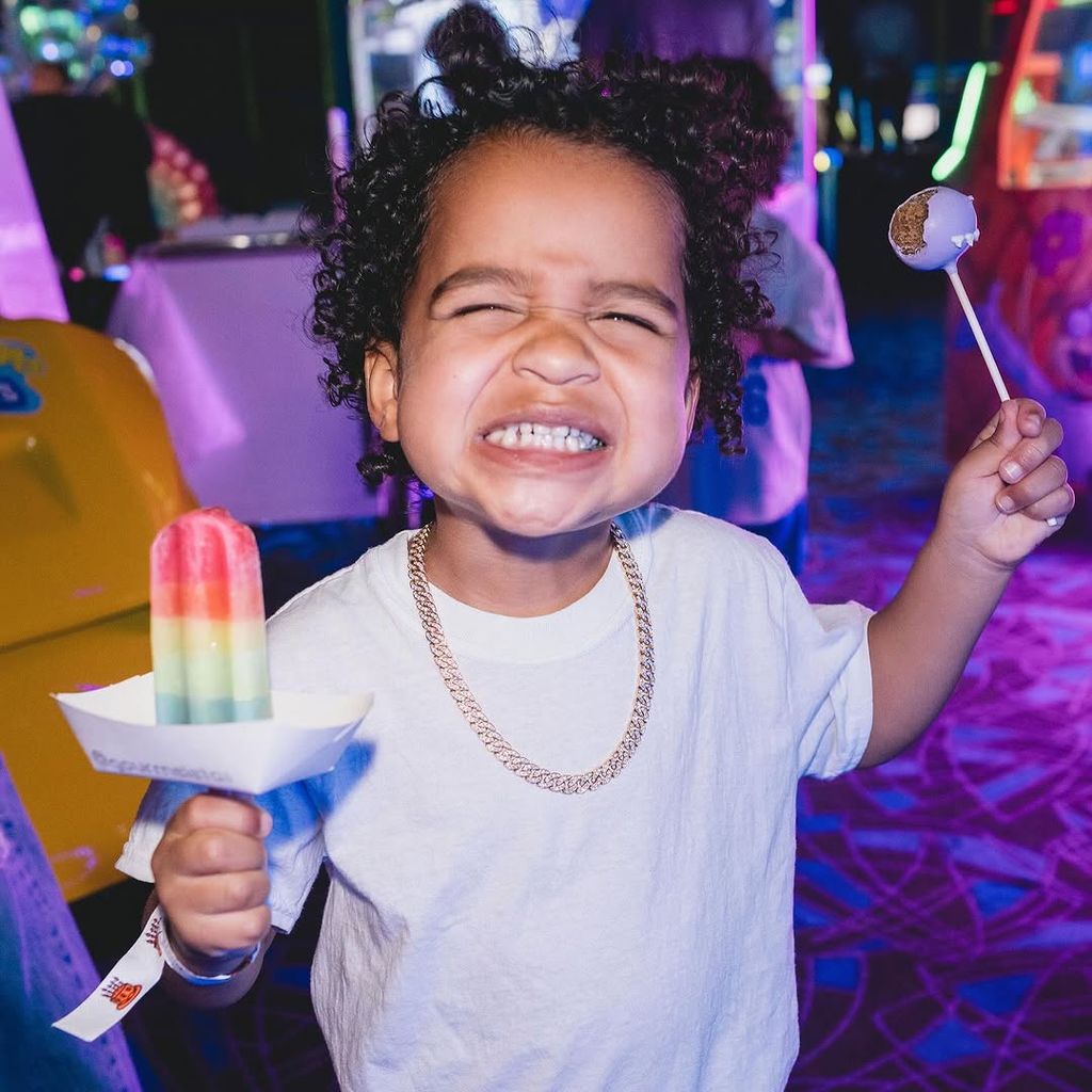 Khloé Kardashian celebra los siete años de True con una colorida fiesta ...