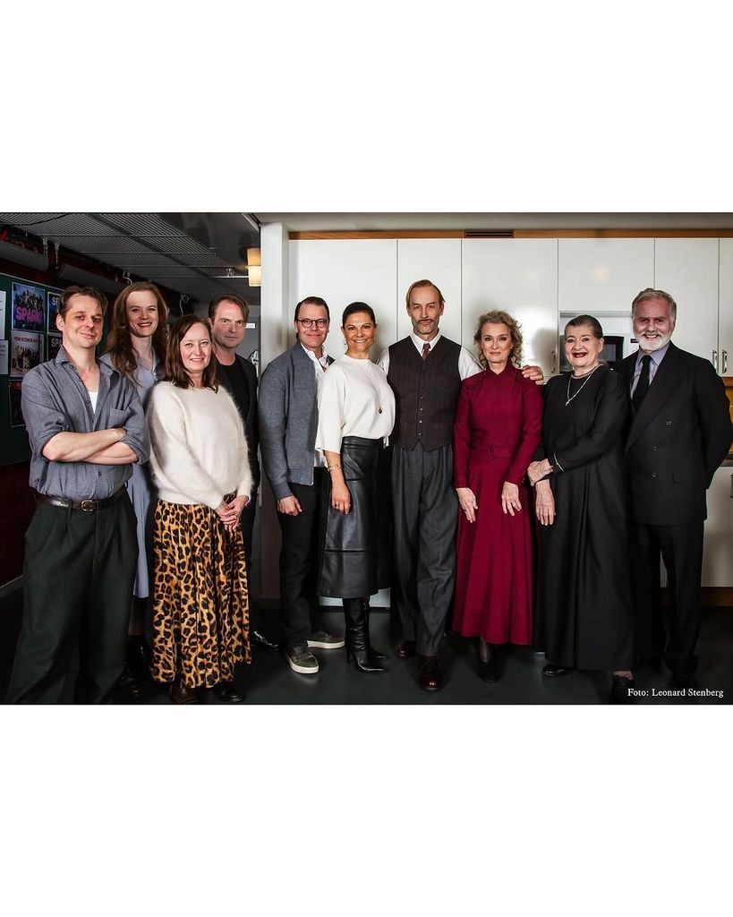 Los príncipes Victoria y Daniel de Suecia en la representación de la obra de teatro 'El pelícano'