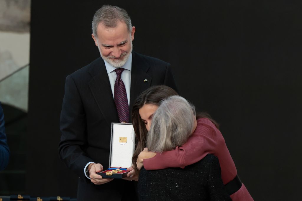 Plano medio de la reina Letizia abrazando a 