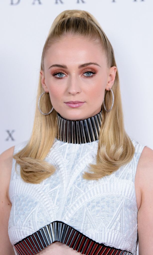 el beauty style de sophie turner tambi n incluye diversos peinados