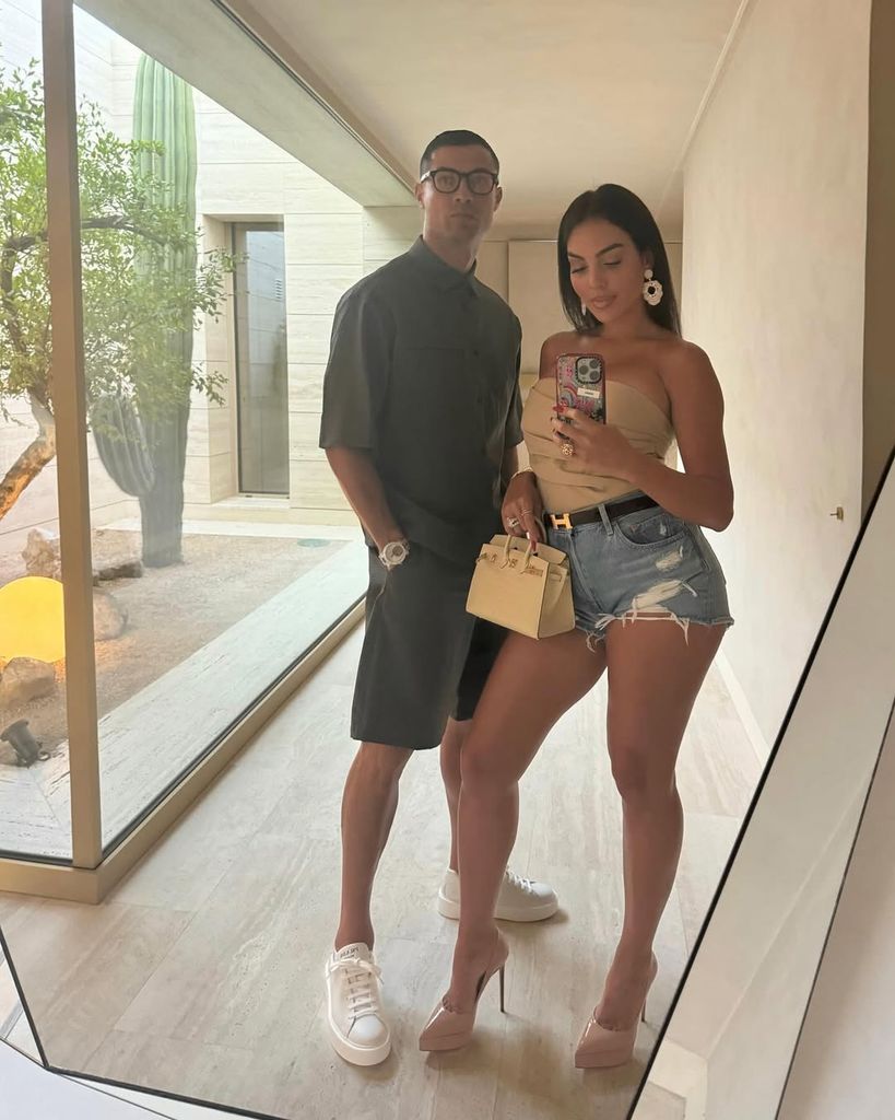 Georgina y Cristiano posan en una de sus lujosas viviendas